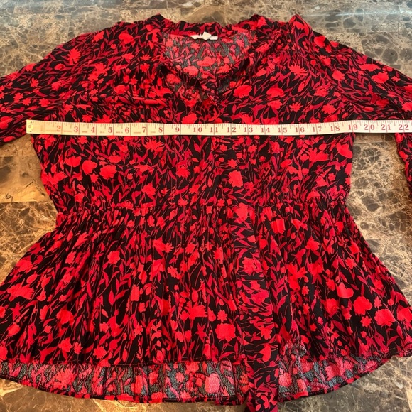 A Loves A Floral Ruched Bell Sleeve Top V-neck Peplum Size M Red & Black​ - Picture 3 of 9